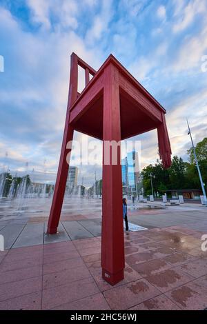 Sculpture de chaise brisée - protestation contre les mines terrestres devant le siège des Nations Unies Banque D'Images
