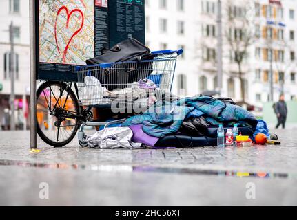 Brême, Allemagne.24th décembre 2021.Les biens d'une personne sans abri se trouvent sur la piste de la gare principale.À plusieurs endroits de Brême, des repas chauds ou des sacs avec nourriture et attention sont distribués aux sans-abri et aux personnes dans le besoin à la veille de Noël.Credit: Hauke-Christian Dittrich/dpa/Alay Live News Banque D'Images