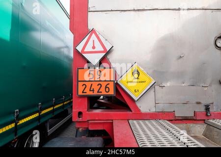 Danger signes de bonne qualité dans un conteneur sur un camion - remorque Banque D'Images
