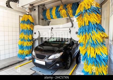 La voiture est sèche dans le lave-auto Banque D'Images