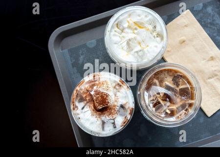 diverses boissons dans des tasses en plastique sur la table dans le centre commercial.Mise au point sélective Banque D'Images