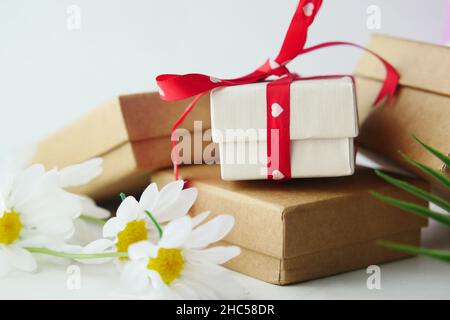 gros plan de la boîte cadeau maison sur la table Banque D'Images