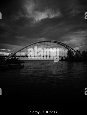 Photo verticale en niveaux de gris du pont Humber Bay Arch. Toronto, Canada. Banque D'Images