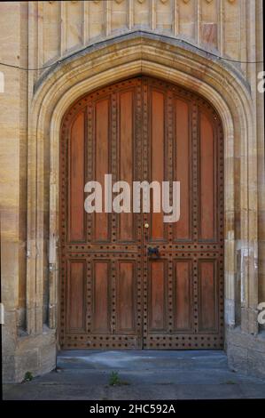 Une porte d'entrée voûtée d'un ancien bâtiment Banque D'Images