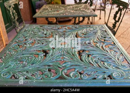 Haut d'une table en fonte finement décorée dans le style Art nouveau Banque D'Images