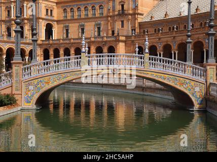 Détail de magnifique pont orné de carreaux de céramique dans l'historique Plaza de Espana ou place espagnole. Séville, Espagne. Banque D'Images