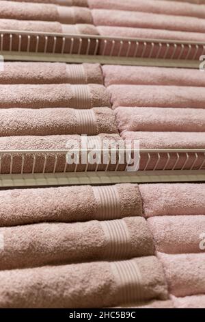 Pile de serviettes moelleuses en magasin.Arrière-plan Banque D'Images