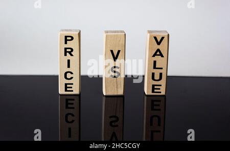 Blocs en bois avec inscription Price vs Value sur fond noir et blanc Banque D'Images