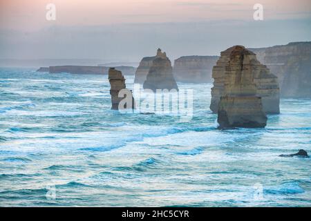 Vue aérienne des douze Apôtres pendant un coucher de soleil orageux, parc national de Port Campbell, Australie Banque D'Images