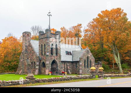 Tannersville.New York.USA - 10 octobre 2021 - Église épiscopale de tous les âmes en automne.Registre national des lieux historiques Banque D'Images