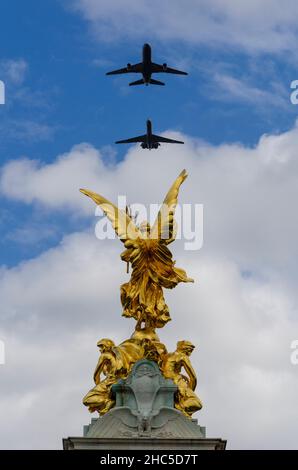 Fête d'anniversaire de la reine au-dessus du centre commercial après le Trooping The Color event 2013, en passant par le Victoria Memorial.Lockheed TriStar et Vickers VC10 avions Banque D'Images