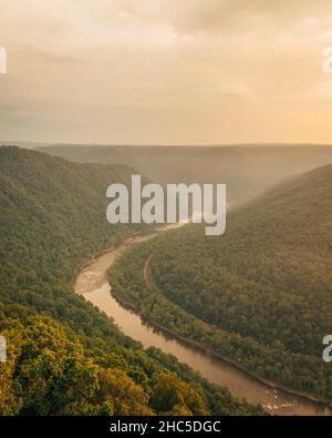 Vue sur le lever du soleil depuis Grandview, dans la gorge de New River, Virginie occidentale Banque D'Images