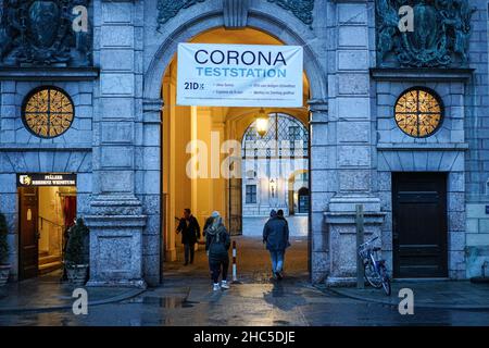 Entrée au centre d'essai Corona dans le Residenz de la vieille ville de Munich.Le passage est éclairé aux heures d'ouverture du soir. Banque D'Images