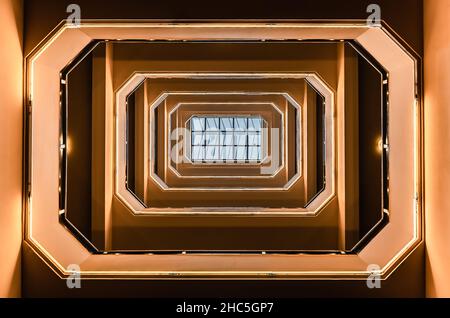 Ixelles, Bruxelles - Belgique - 06 16 2018 : plafond et escalier du concerthall et studio Flagey Banque D'Images