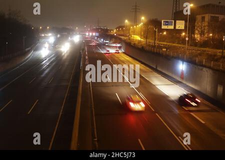 Düsseldorf, Allemagne.24th décembre 2021.Circulation routière la veille de Noël.Véhicules sur l'autoroute - A46 près de Düsseldorf.Crédit : David Young/dpa/Alay Live News Banque D'Images