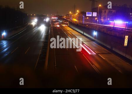 Düsseldorf, Allemagne.24th décembre 2021.Circulation routière la veille de Noël.Véhicules sur l'autoroute - A46 près de Düsseldorf.Crédit : David Young/dpa/Alay Live News Banque D'Images