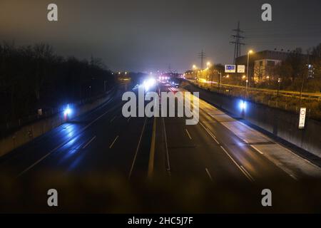 Düsseldorf, Allemagne.24th décembre 2021.Circulation routière la veille de Noël.Véhicules sur l'autoroute - A46 près de Düsseldorf.Crédit : David Young/dpa/Alay Live News Banque D'Images