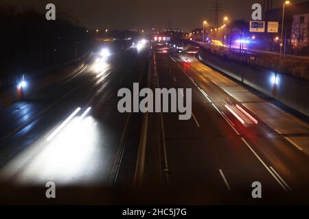 Düsseldorf, Allemagne.24th décembre 2021.Circulation routière la veille de Noël.Véhicules sur l'autoroute - A46 près de Düsseldorf.Crédit : David Young/dpa/Alay Live News Banque D'Images