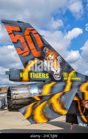 Belgique Air Force Lockheed Martin F-16A combat l'avion de chasse Falcon FA-87 avec des œuvres spéciales de l'OTAN tigre rencontre queue.31 Smaldeel, 31 Escadron Banque D'Images