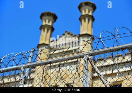 Joliet, Illinois, États-Unis.Barbelés au-dessus d'une clôture au Centre correctionnel de Joliet (connu à l'origine sous le nom de pénitencier de l'État de l'Illinois et prison de Joliet). Banque D'Images