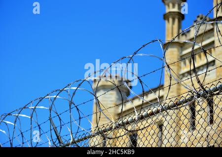 Joliet, Illinois, États-Unis.Barbelés au-dessus d'une clôture au Centre correctionnel de Joliet (connu à l'origine sous le nom de pénitencier de l'État de l'Illinois et prison de Joliet). Banque D'Images