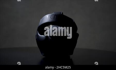 Casque de boxe sur fond gris.Sports, arts martiaux équipement de protection pour la lutte en plein contact.Protection du corps. Banque D'Images