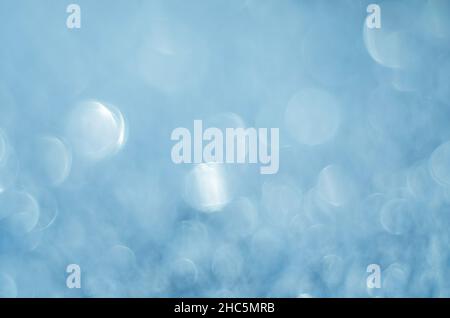 Arrière-plan abstrait avec bokeh bleu clair non focalisé.Image avec effet de flou. Banque D'Images