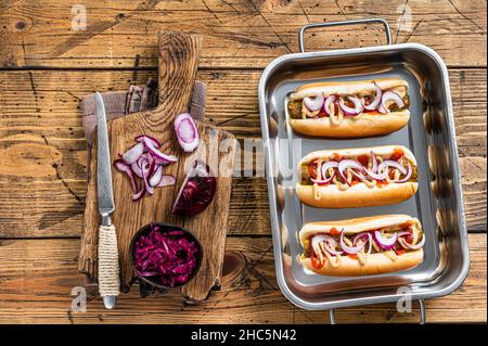 Végétalien Hot-dogs végétariens avec oignon et saucisse sans viande. Arrière-plan en bois. Vue de dessus Banque D'Images