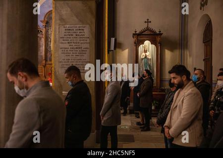 Istanbul, Turquie.24 décembre 2021 : célébration de la liturgie de Noël par les catholiques arabes à la cathédrale Saint-Esprit, qui est l'une des principales églises catholiques d'Istanbul.Noël est la fête chrétienne qui célèbre la naissance de Jésus le 24 décembre de chaque année.Elle est également connue comme la Fête de la Nativité, la Sainte Nativité ou la Fête du Christ.Istanbul, Turquie, décembre 24 2021.(Credit image: © Tolga Ildun/ZUMA Press Wire) Credit: ZUMA Press, Inc./Alamy Live News Banque D'Images