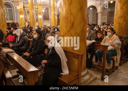 Istanbul, Turquie.24 décembre 2021 : célébration de la liturgie de Noël par les catholiques arabes à la cathédrale Saint-Esprit, qui est l'une des principales églises catholiques d'Istanbul.Noël est la fête chrétienne qui célèbre la naissance de Jésus le 24 décembre de chaque année.Elle est également connue comme la Fête de la Nativité, la Sainte Nativité ou la Fête du Christ.Istanbul, Turquie, décembre 24 2021.(Credit image: © Tolga Ildun/ZUMA Press Wire) Credit: ZUMA Press, Inc./Alamy Live News Banque D'Images