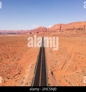 La voiture se déplace sur l'autoroute dans le nord de l'Arizona à travers le paysage pittoresque Banque D'Images