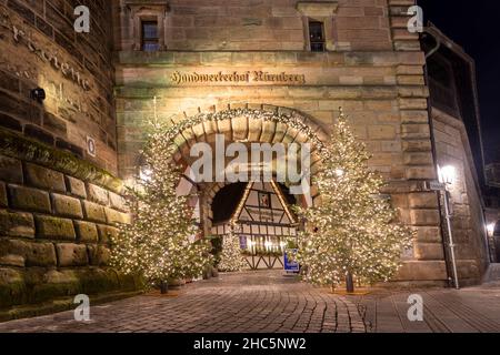 La vieille ville de Nuremberg est spectaculaire après la tombée de la nuit avec ses vieux bâtiments éclairés et ses ruelles étroites. Banque D'Images