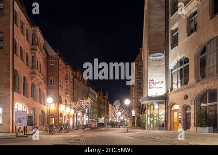 La vieille ville de Nuremberg est spectaculaire après la tombée de la nuit avec ses vieux bâtiments éclairés et ses ruelles étroites. Banque D'Images