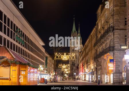 La vieille ville de Nuremberg est spectaculaire après la tombée de la nuit avec ses vieux bâtiments éclairés et ses ruelles étroites. Banque D'Images