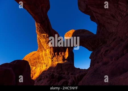 Double Arch dans la lumière du matin dans le parc national d'Arches, Utah Banque D'Images