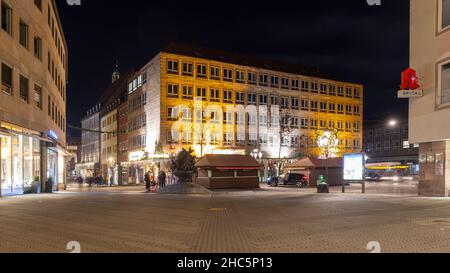 La vieille ville de Nuremberg est spectaculaire après la tombée de la nuit avec ses vieux bâtiments éclairés et ses ruelles étroites. Banque D'Images