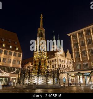 La vieille ville de Nuremberg est spectaculaire après la tombée de la nuit avec ses vieux bâtiments éclairés et ses ruelles étroites. Banque D'Images