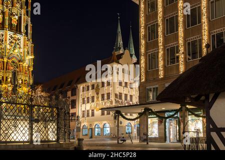 La vieille ville de Nuremberg est spectaculaire après la tombée de la nuit avec ses vieux bâtiments éclairés et ses ruelles étroites. Banque D'Images