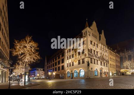 La vieille ville de Nuremberg est spectaculaire après la tombée de la nuit avec ses vieux bâtiments éclairés et ses ruelles étroites. Banque D'Images