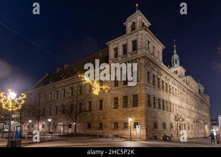 La vieille ville de Nuremberg est spectaculaire après la tombée de la nuit avec ses vieux bâtiments éclairés et ses ruelles étroites. Banque D'Images