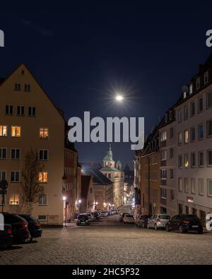 La vieille ville de Nuremberg est spectaculaire après la tombée de la nuit avec ses vieux bâtiments éclairés et ses ruelles étroites. Banque D'Images