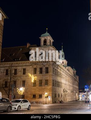 La vieille ville de Nuremberg est spectaculaire après la tombée de la nuit avec ses vieux bâtiments éclairés et ses ruelles étroites. Banque D'Images