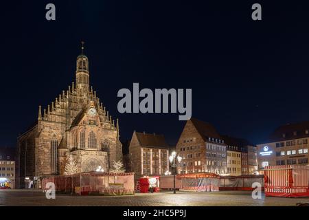 La vieille ville de Nuremberg est spectaculaire après la tombée de la nuit avec ses vieux bâtiments éclairés et ses ruelles étroites. Banque D'Images