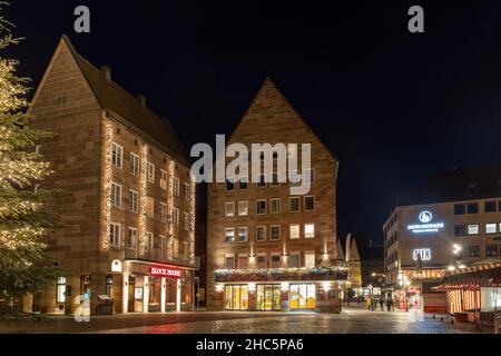 La vieille ville de Nuremberg est spectaculaire après la tombée de la nuit avec ses vieux bâtiments éclairés et ses ruelles étroites. Banque D'Images