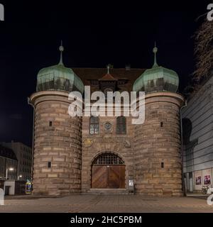 La vieille ville de Nuremberg est spectaculaire après la tombée de la nuit avec ses vieux bâtiments éclairés et ses ruelles étroites. Banque D'Images