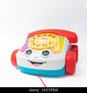 Barcelone, Espagne - 12.24.2021: Téléphone fixe jouet pour enfants avec un récepteur rouge, un cadran et un sourire sur le corps fait par Fisher-Price isolé sur le coup Banque D'Images