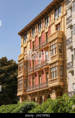 Beaux bâtiments historiques dans la vieille ville, avec balcons en fer et briques ornés, Alicante, Costa Blanca, Espagne. Banque D'Images