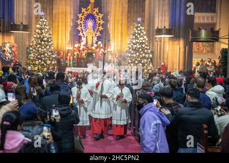 Célébration de la liturgie de Noël à l'église Saint-Antoine de Padoue pendant les journées de pandémie à Istanbul, Turquie, le 24 décembre 2021. Banque D'Images