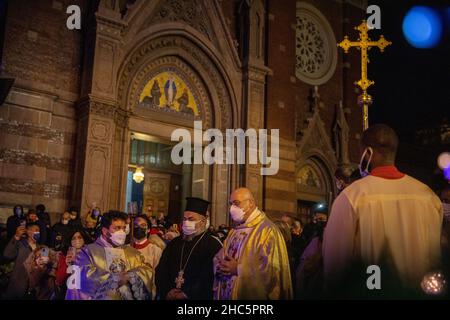 Célébration de la liturgie de Noël à l'église Saint-Antoine de Padoue pendant les journées de pandémie à Istanbul, Turquie, le 24 décembre 2021. Banque D'Images