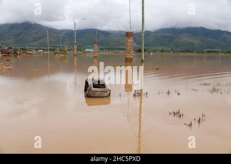 Cochabamba, Bolivie.24th décembre 2021.Vue panoramique sur la région de 'Barrios unidos' dans la province de Cliza, inondée par les pluies constantes et les rivières qui débordent.Le Vice-Ministre de la défense civile, Juan Carlos Calvimontes, a signalé que 12 décès étaient actuellement signalés en raison des fortes pluies et des catastrophes naturelles causées par la saison des pluies.Dans diverses villes du pays, les rivières débordent leurs berges.Crédit : David Flores/dpa/Alay Live News Banque D'Images